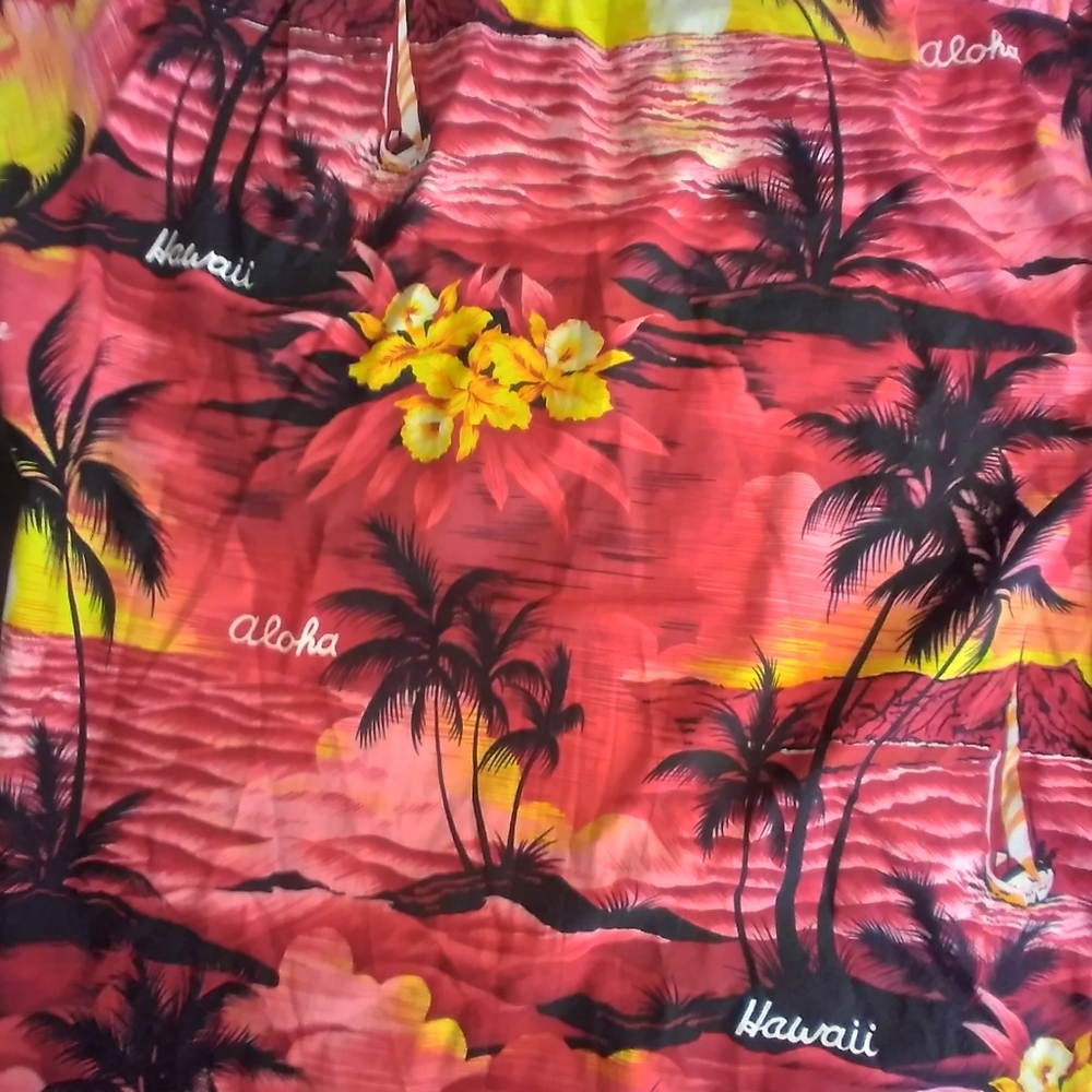 Royal Creations Made In Hawaii Tropical Red Button Down Mens  Hawaiian Shirt S - Picture 8 of 8